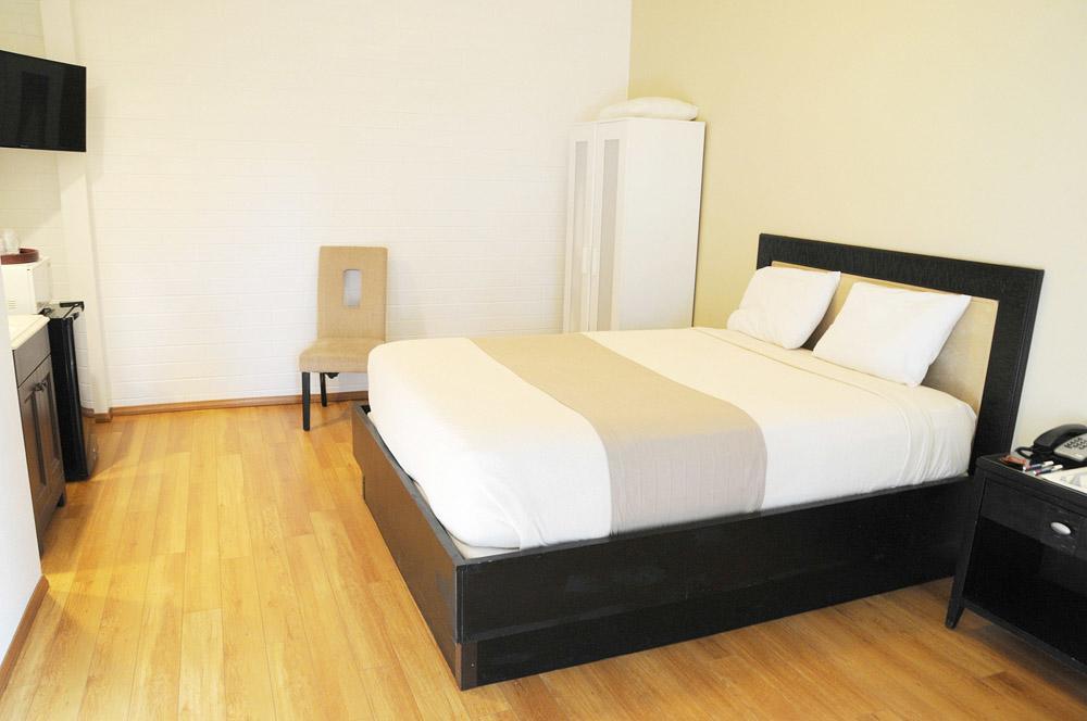 Ccbc Resort Hotel - A Gay Men'S Resort 커씨드럴 시티 외부 사진