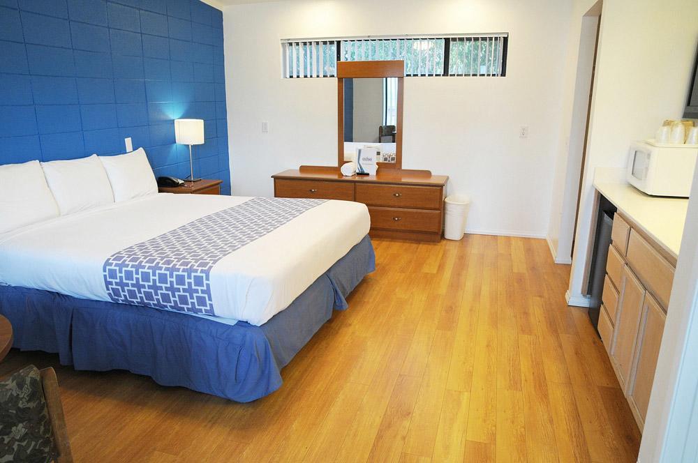 Ccbc Resort Hotel - A Gay Men'S Resort 커씨드럴 시티 외부 사진