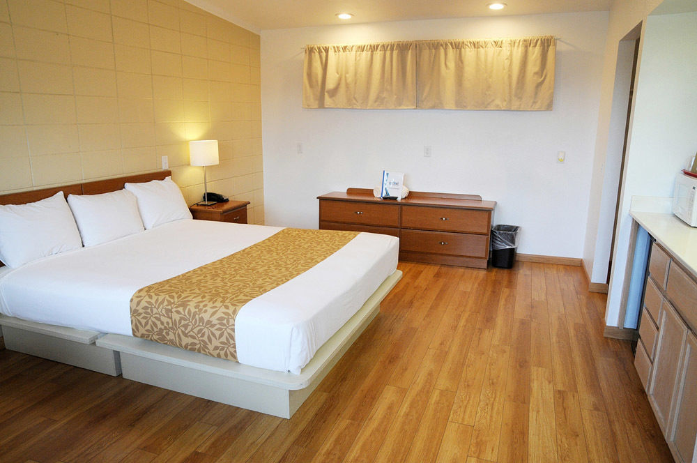 Ccbc Resort Hotel - A Gay Men'S Resort 커씨드럴 시티 외부 사진