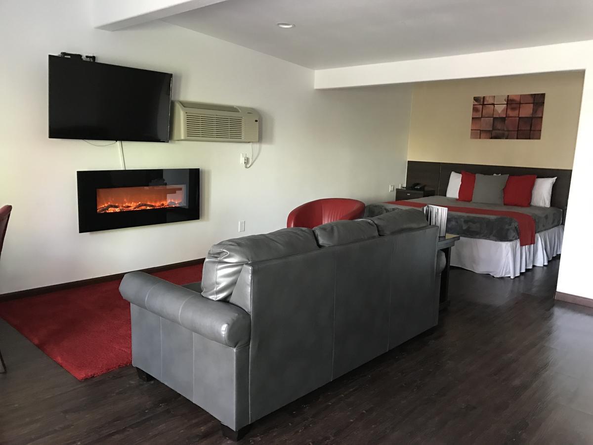 Ccbc Resort Hotel - A Gay Men'S Resort 커씨드럴 시티 외부 사진