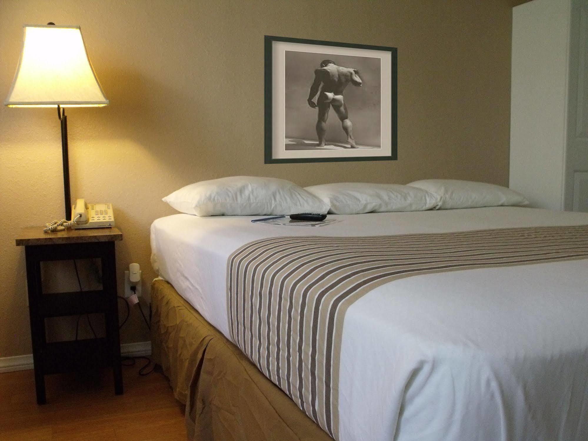 Ccbc Resort Hotel - A Gay Men'S Resort 커씨드럴 시티 외부 사진