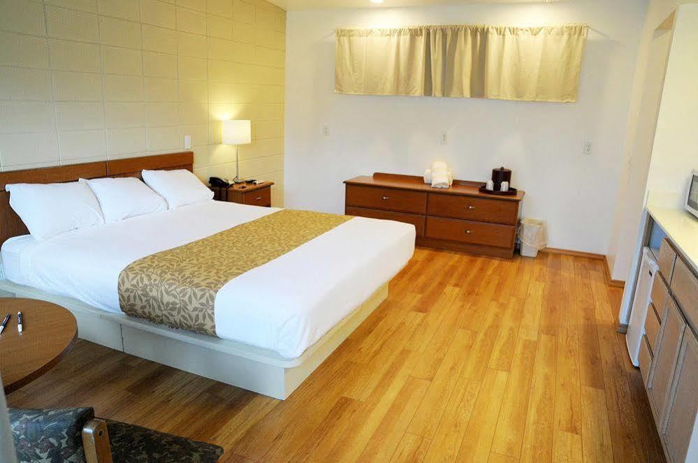 Ccbc Resort Hotel - A Gay Men'S Resort 커씨드럴 시티 외부 사진