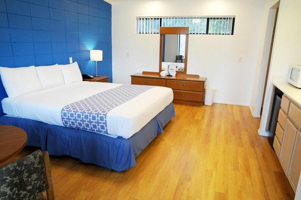 Ccbc Resort Hotel - A Gay Men'S Resort 커씨드럴 시티 외부 사진